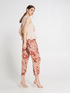 Pantalones estilo zanahoria con estampado de rosas image number 1