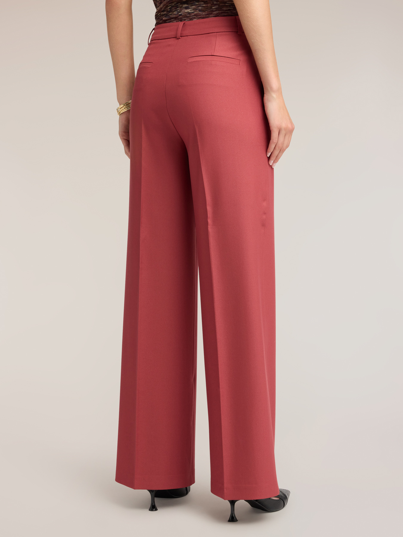 Pantalones palazzo fluidos con pliegue marcado image number 1