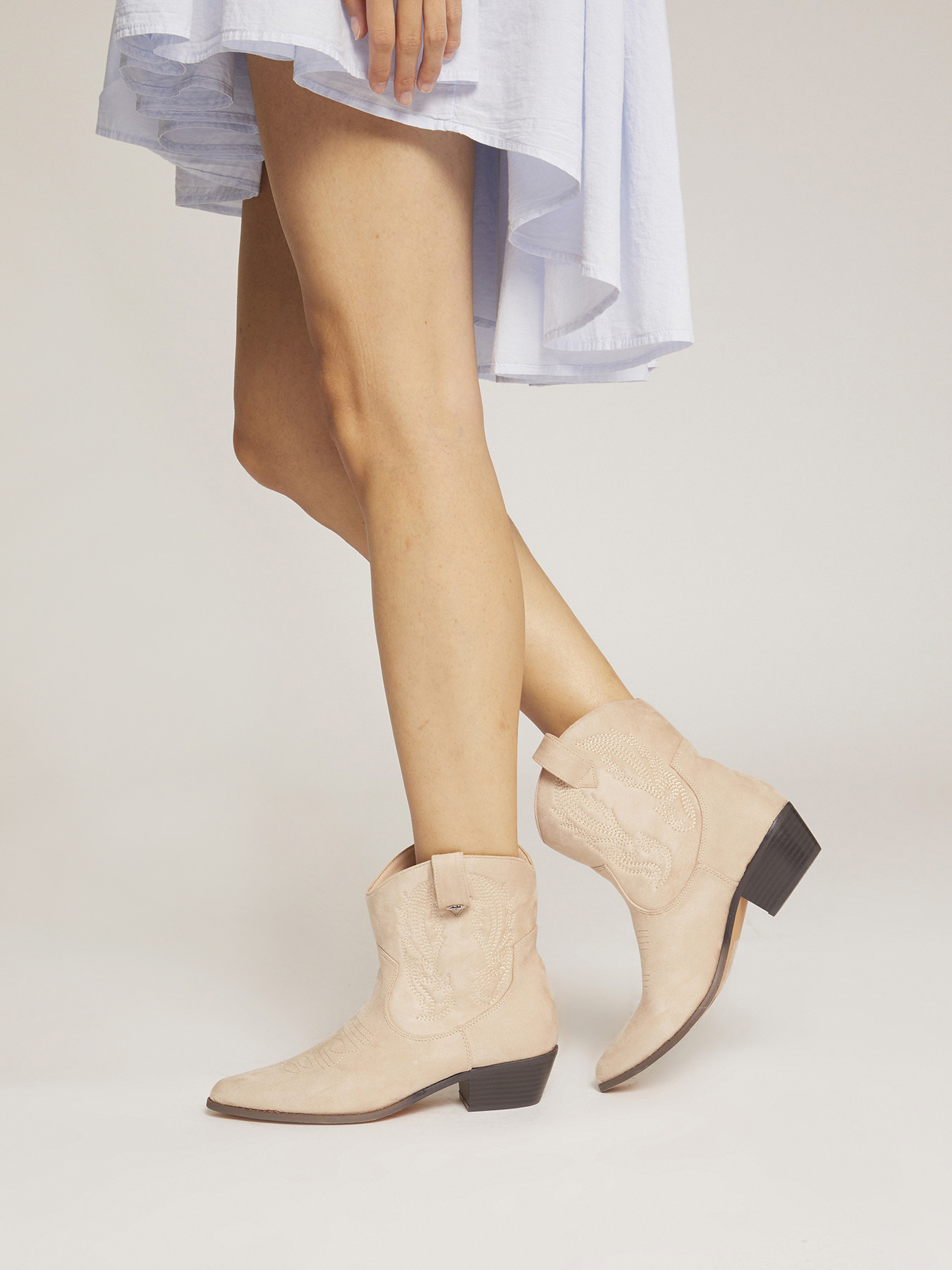 Embroidered cowboy ankle boots image number 3