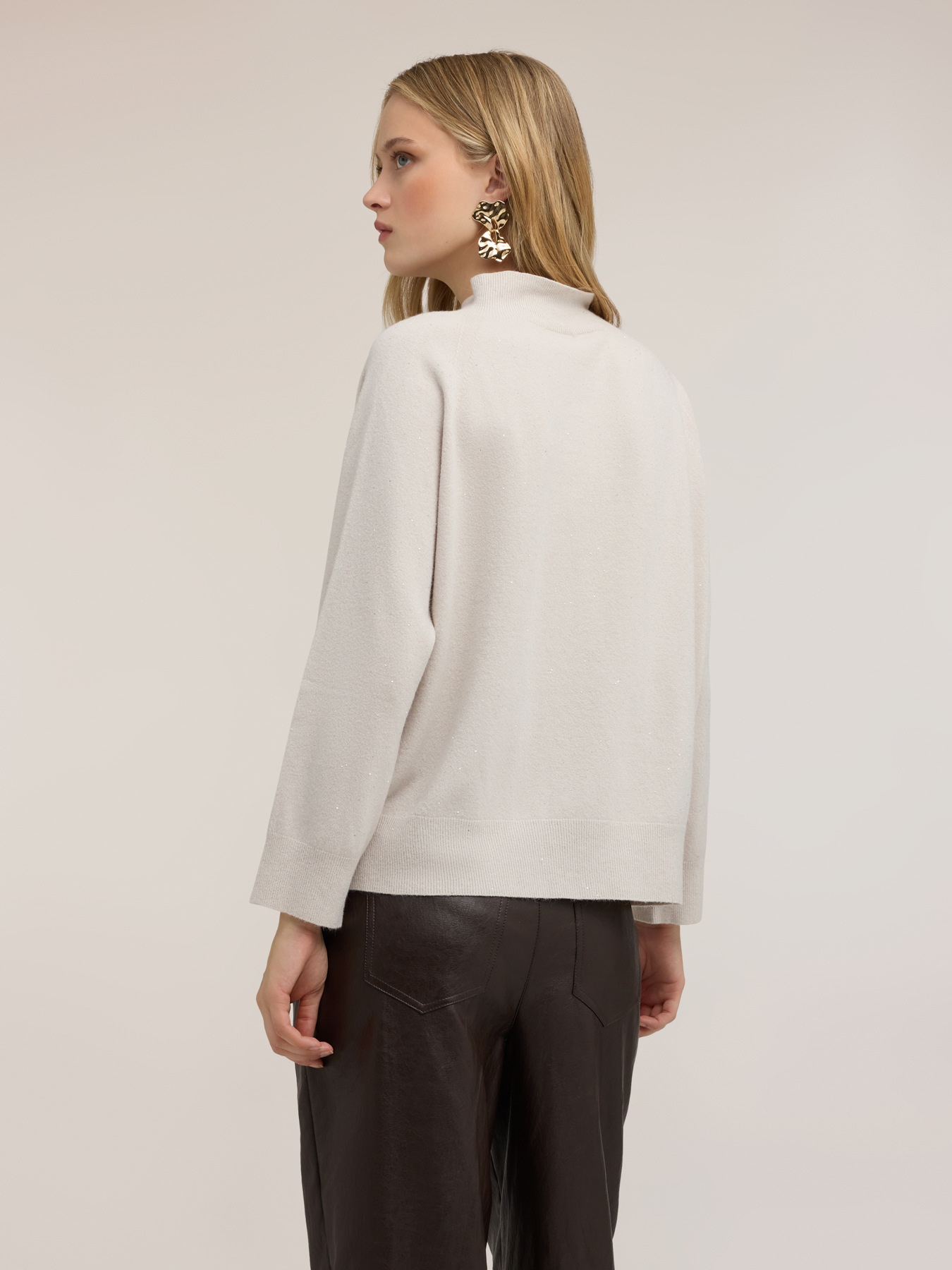 Rollkragenpullover aus Viskosemischung mit Pailletten image number 1