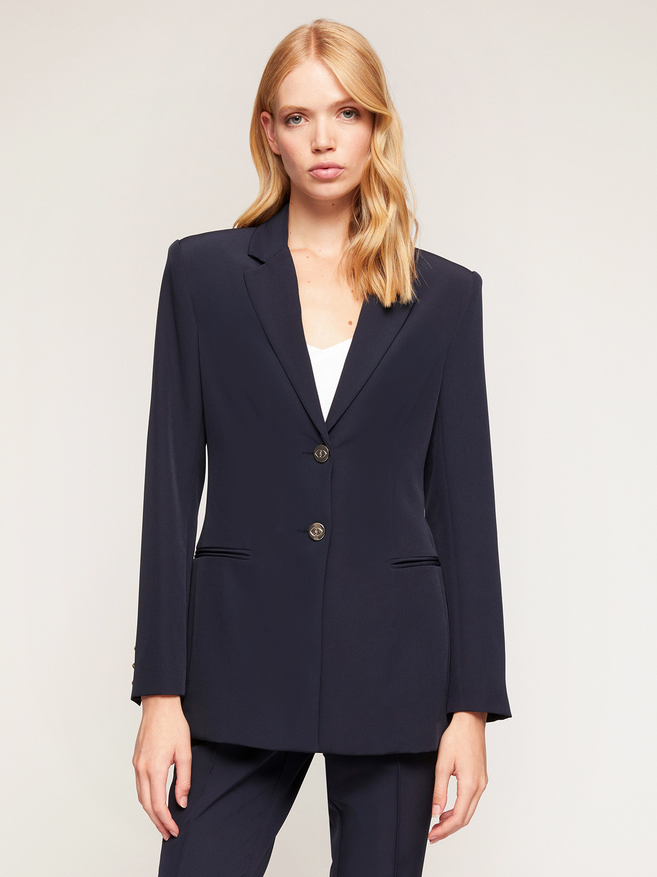 Blazer de botonadura simple en color liso image number 0