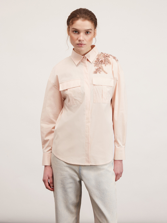 Oversized shirt with lateral embroidery