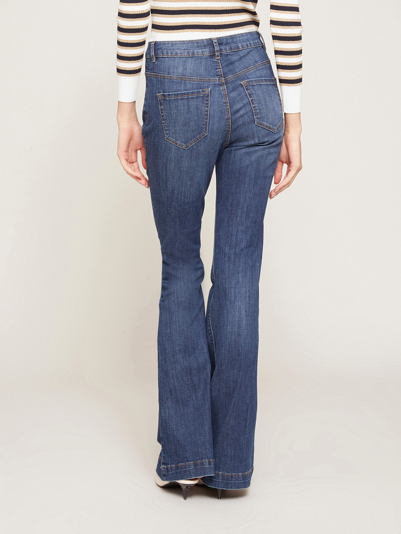 Jean évasé avec détail de boutons image number 1