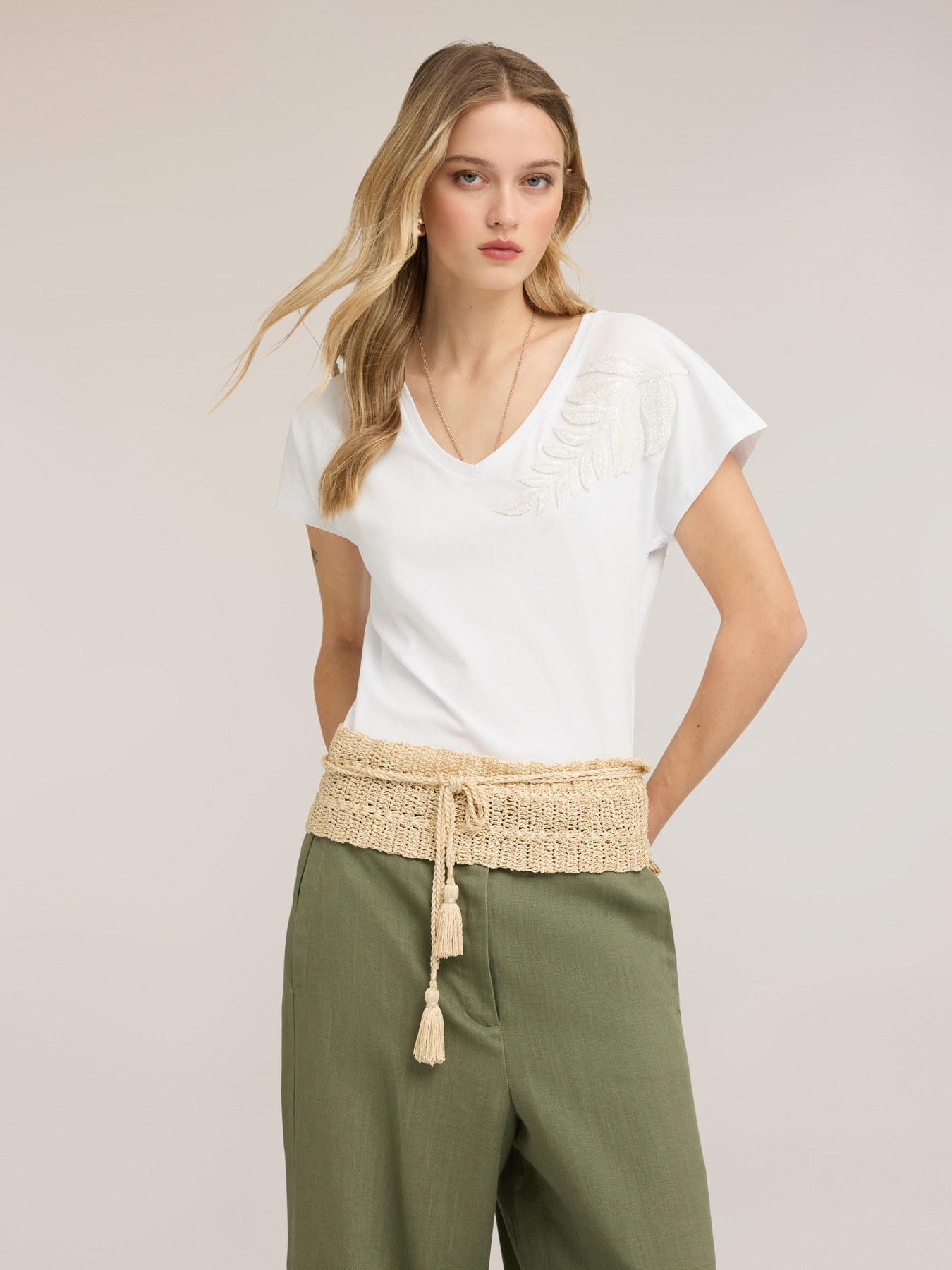 T-shirt con ricamo sulla spalla image number 0
