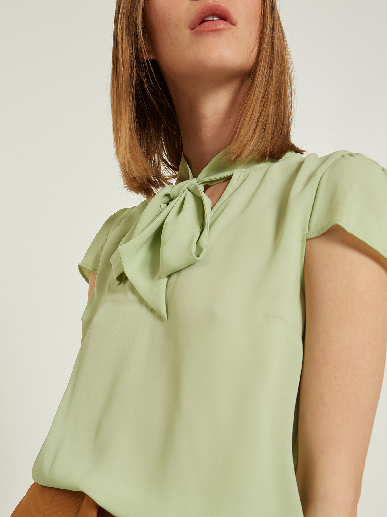 Blusa con fiocco image number 2