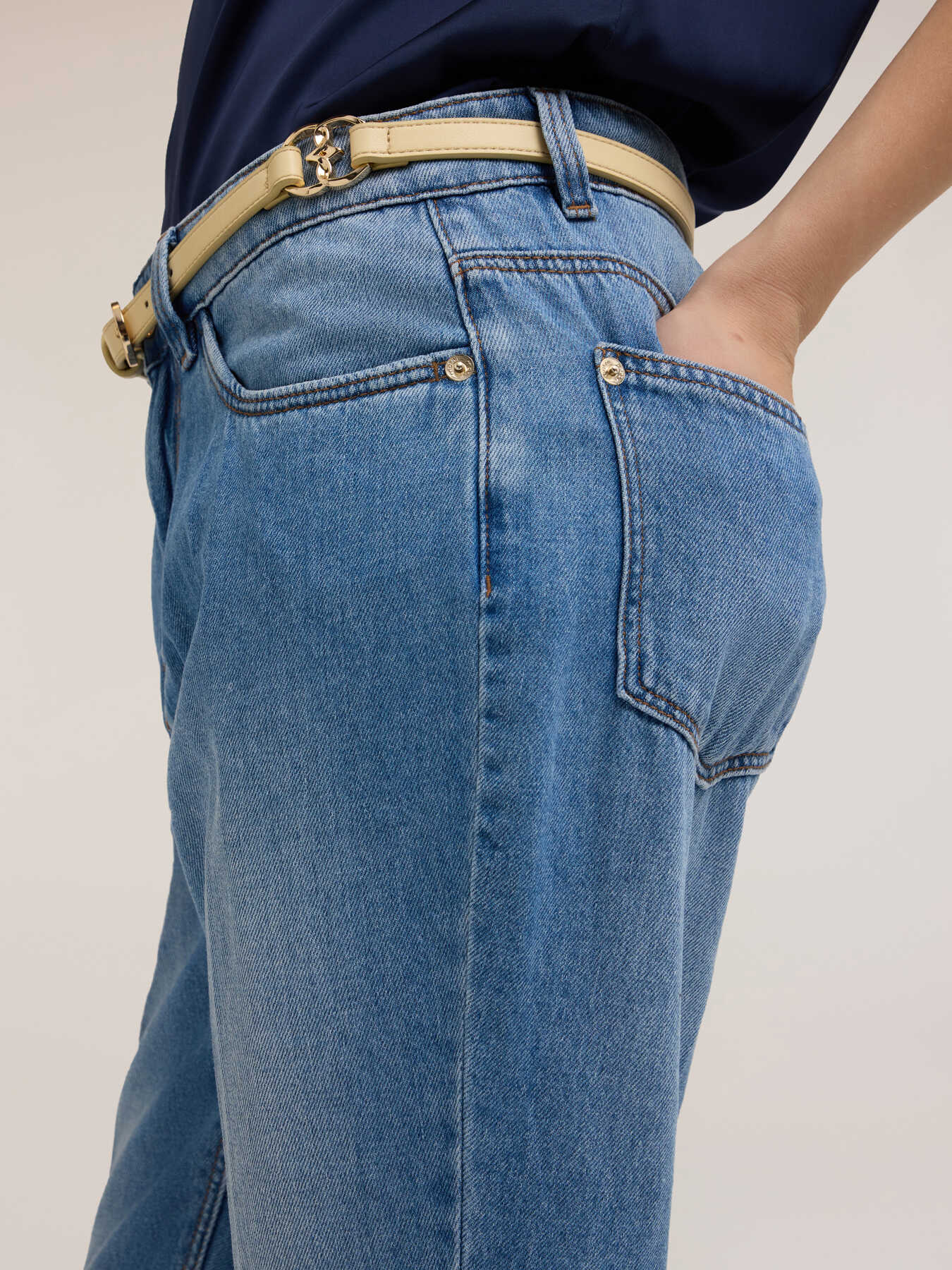 Regular jeans with ironed crease image number 3