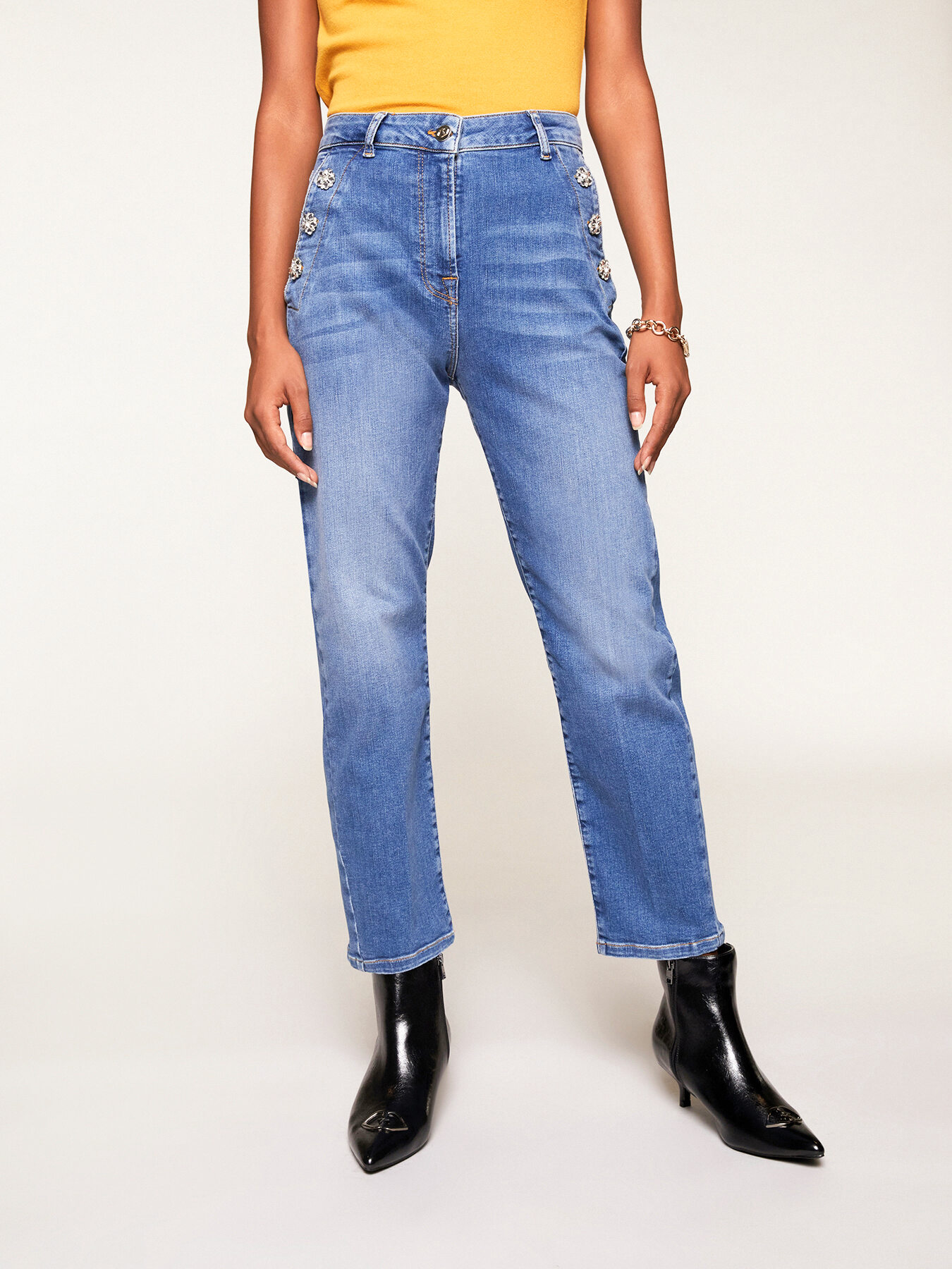 Jeans regular con motivo bottoni gioiello image number 2