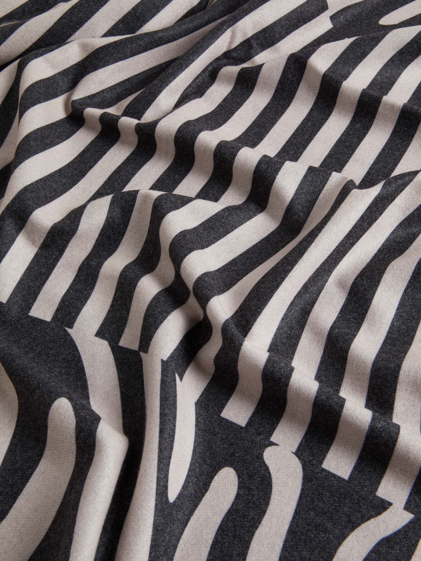 Pa&ntilde;uelo de tacto seda con estampado animalier image number 2