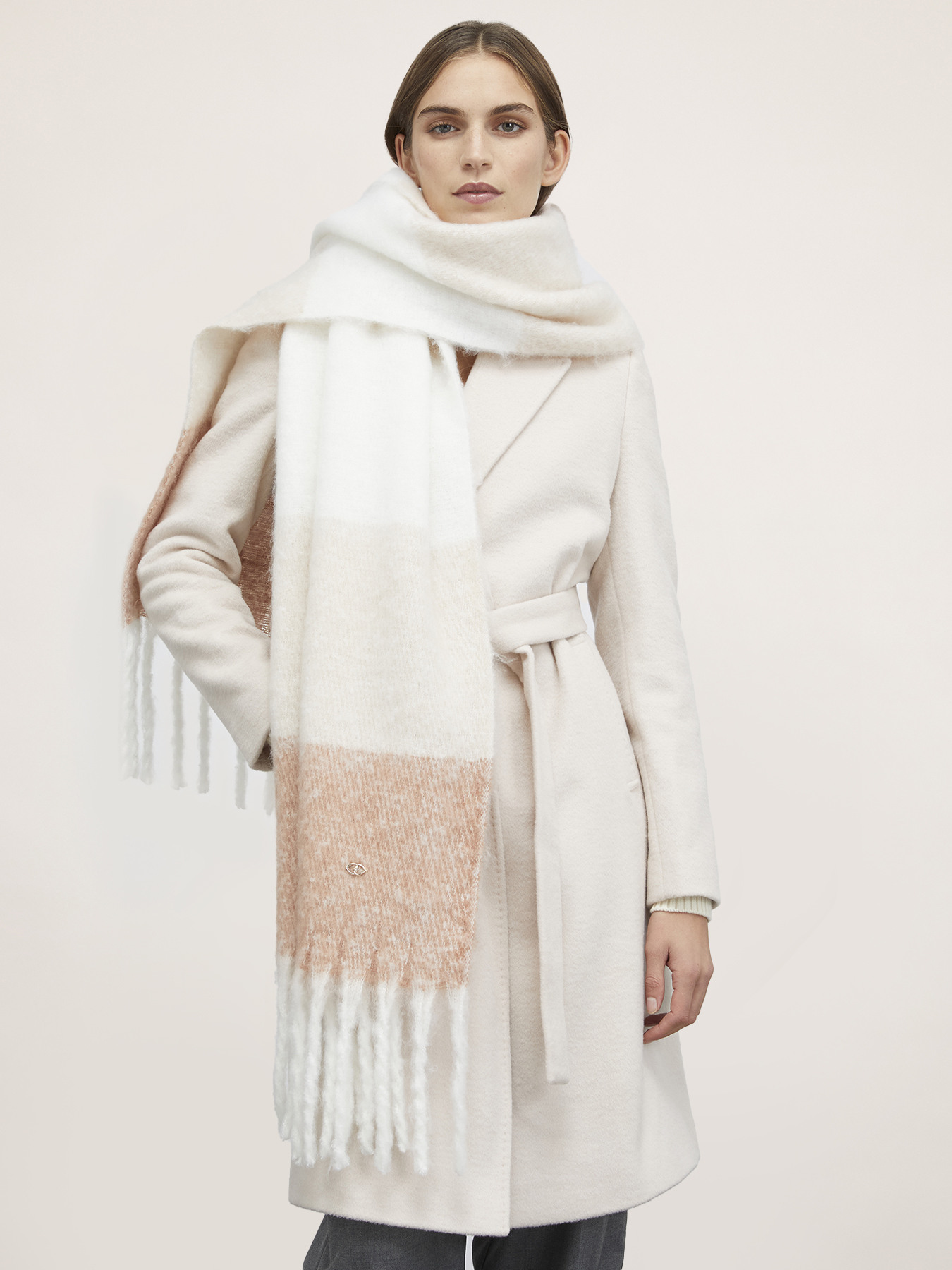 Cloth scarf with coloured band image number 0