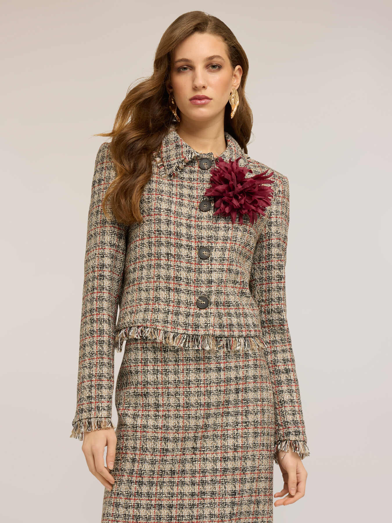 Kurze Boucl&eacute;-Jacke mit Fransen und Brosche image number 0