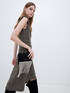 Borsa a tracolla con frange metalliche image number 3