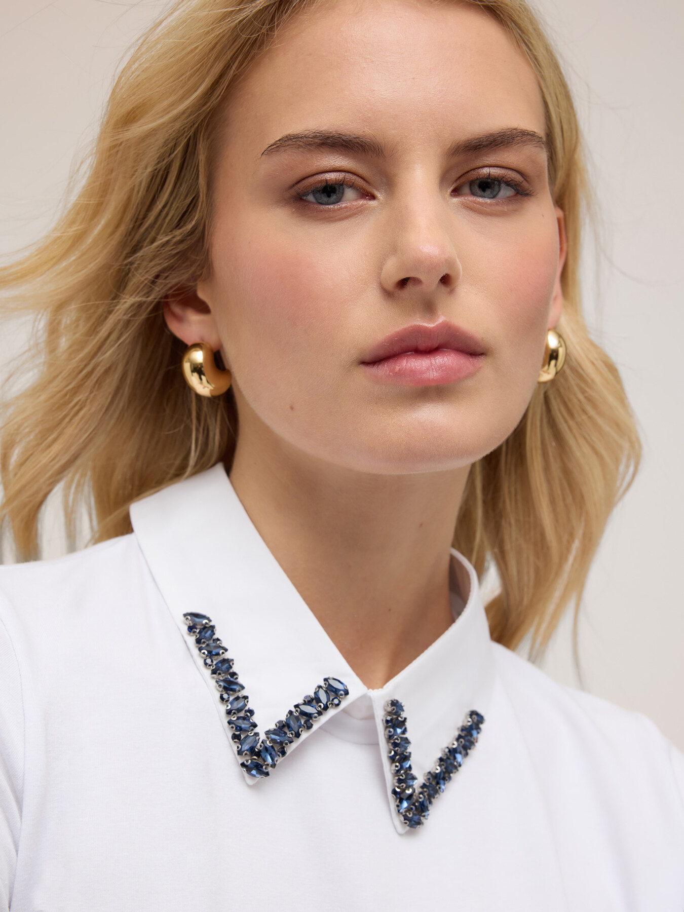 T-Shirt mit besticktem Kragen mit Steinen image number 3