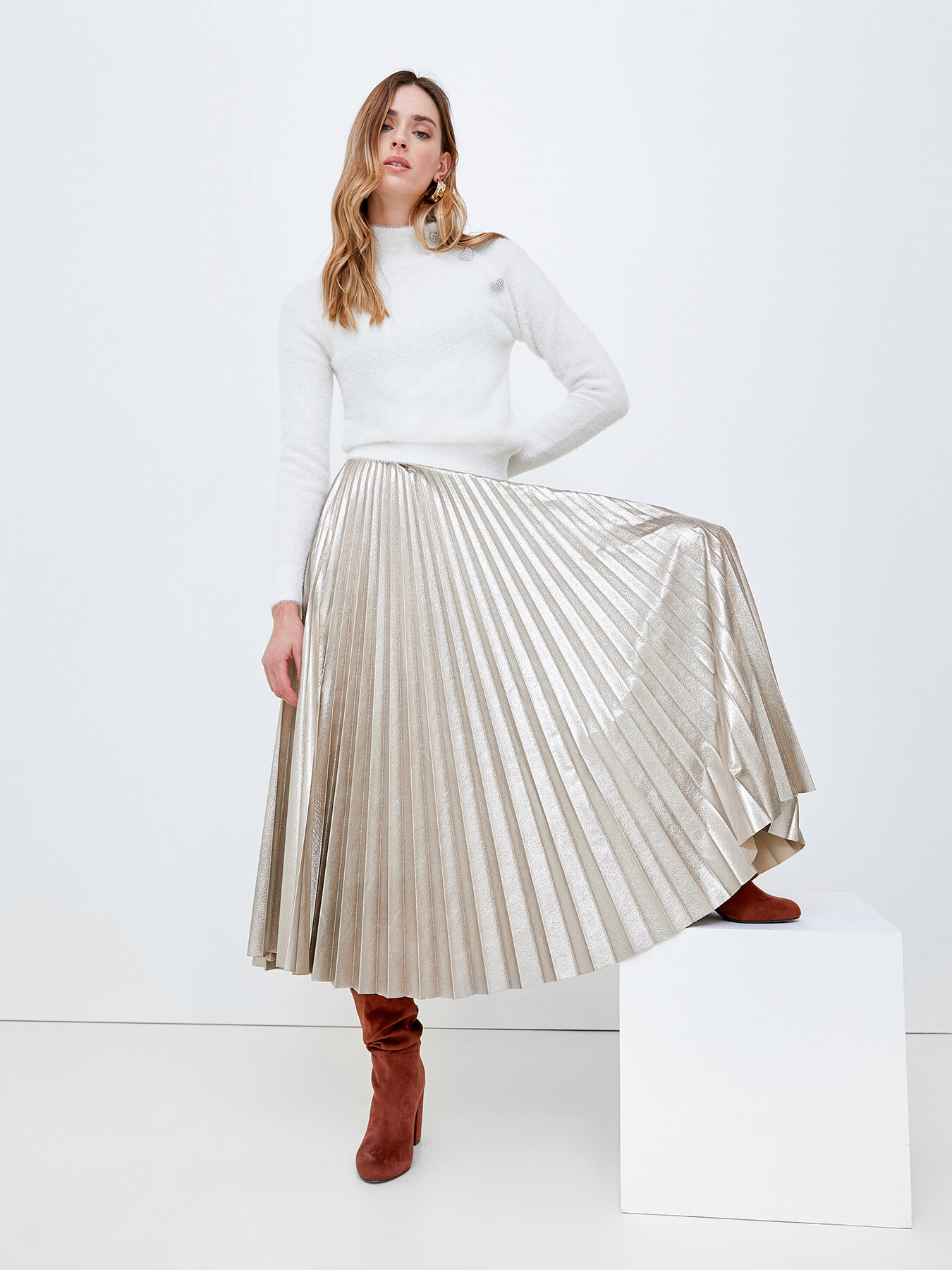 Laminated pleated skirt image number 0