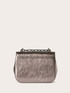 Mittelgro&szlig;e Tasche aus silbernem laminiertem Stoff image number 2
