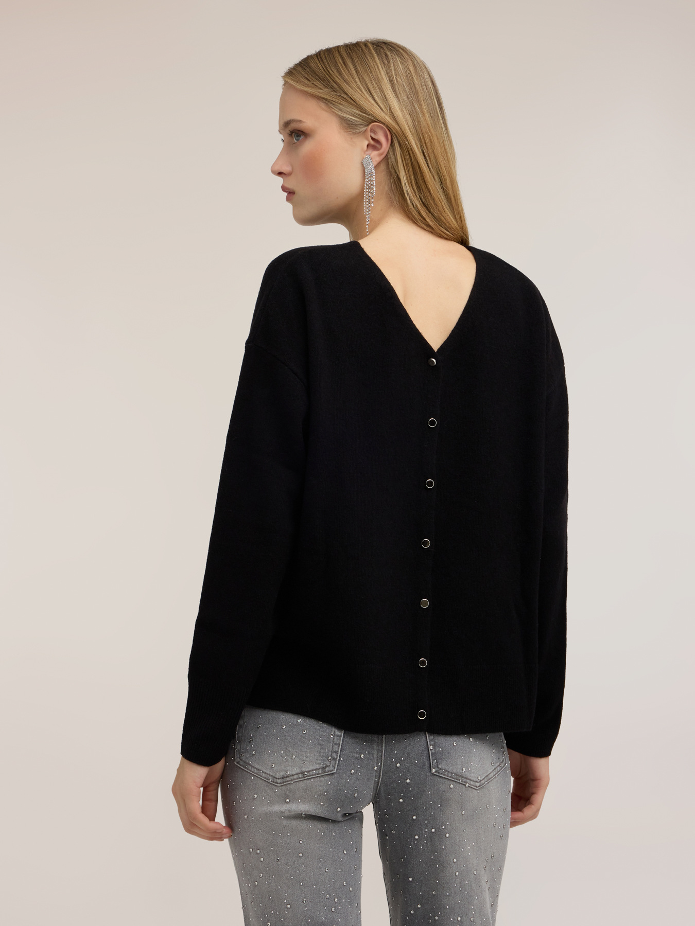 Wool sweater with back buttoning image number 1