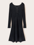 Ausgestelltes Kleid aus gerippter Strickware mit Kettchen image number 4