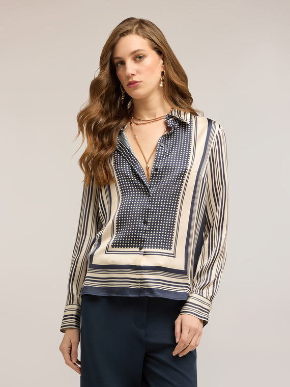 Camisa de raso estampado pa&ntilde;uelo