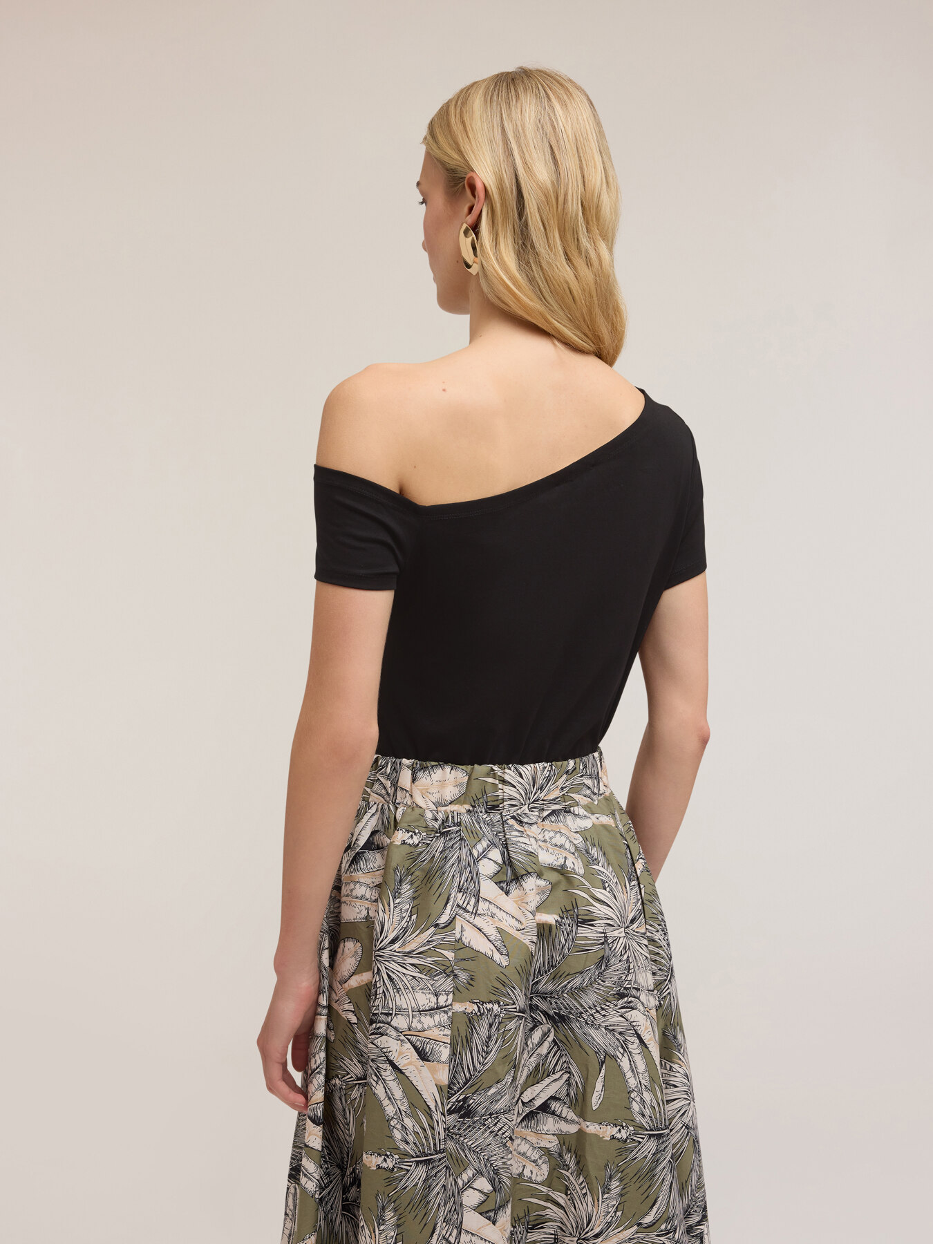 T-shirt con scollo asimmetrico image number 1