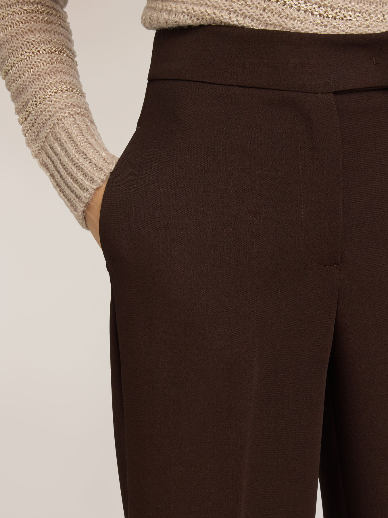 High-waisted cropped trousers with turn-up cuffs image number 3