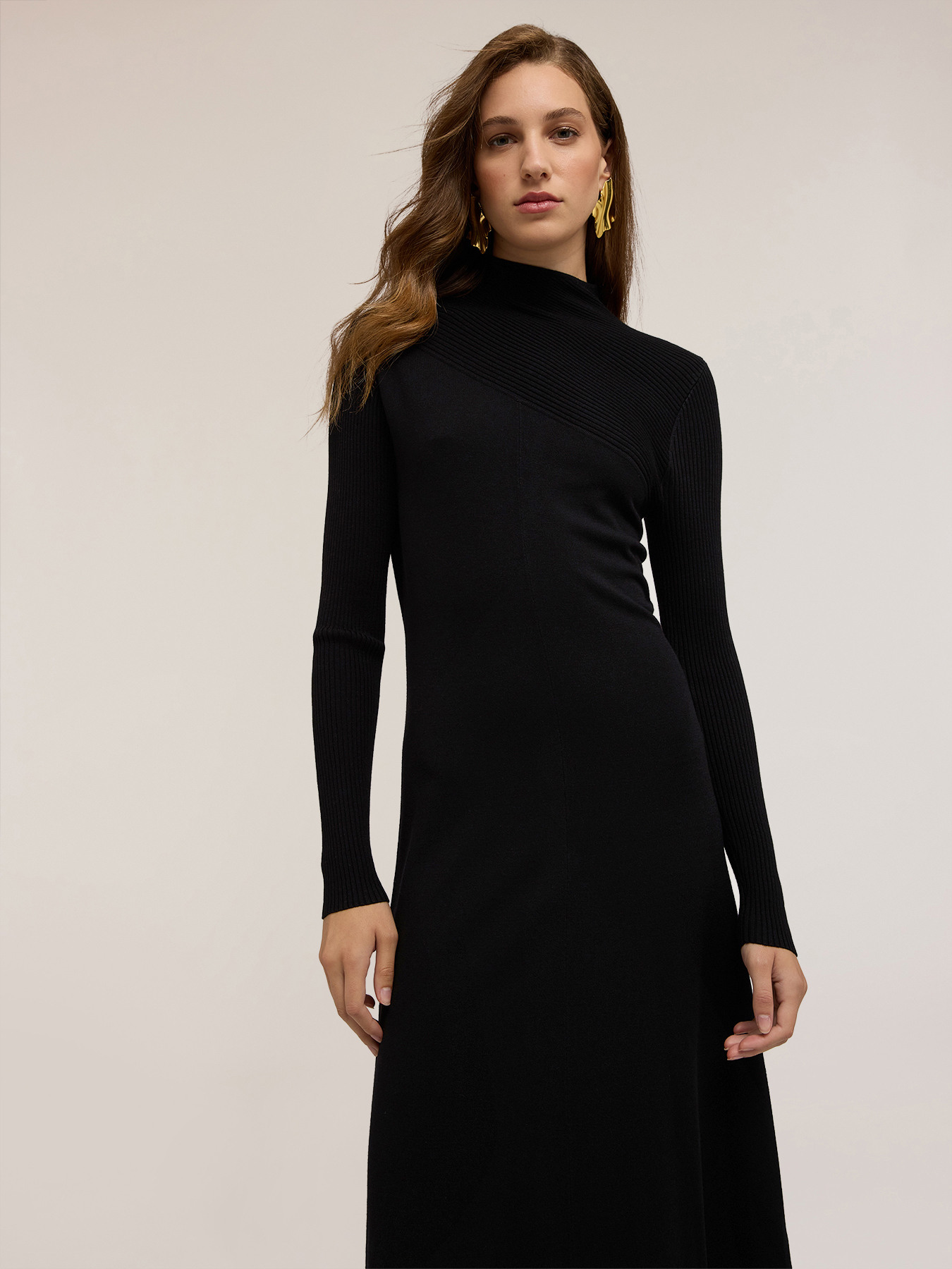 Midi knit dress with back cut-out image number 3