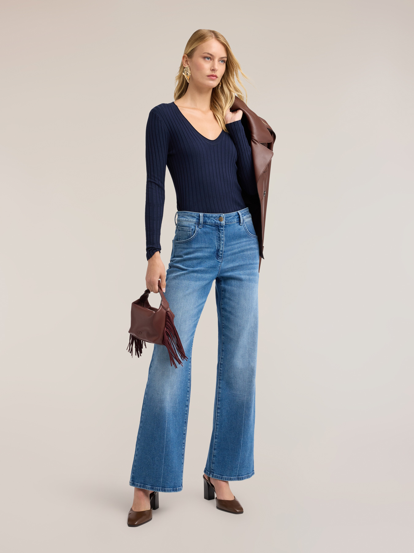 Flat rib knit sweater with V-neck image number 2