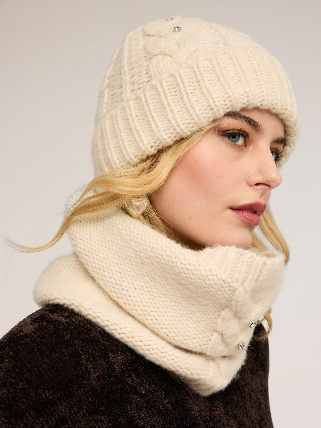 Scarf and hat set with crystal stones image number 0