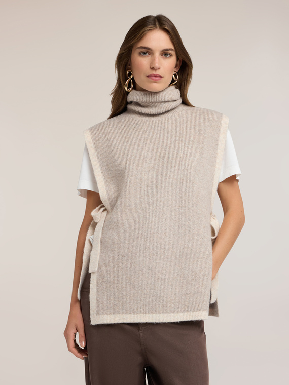 Poncho in maglia a coste con dolcevita