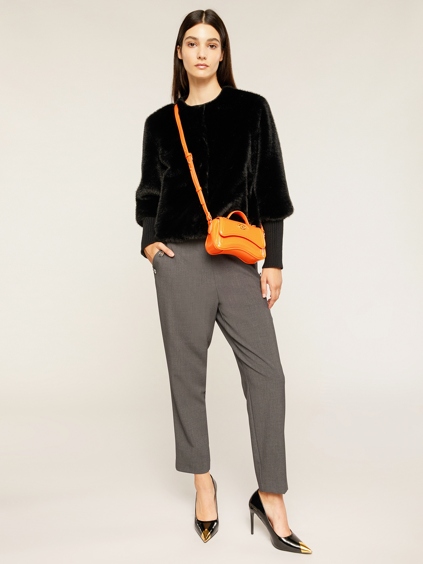 Cape courte en fausse fourrure avec des poignets en maille image number 2