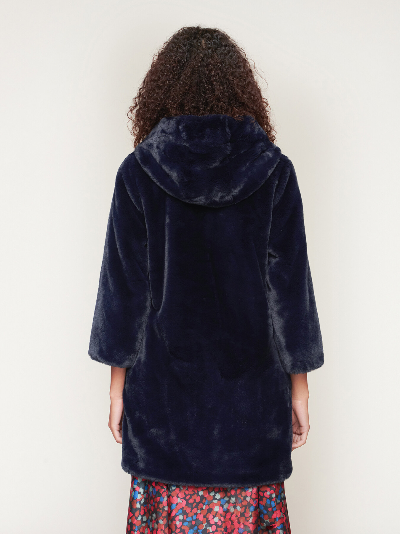 Abrigo con capucha de pelo sintético image number 1