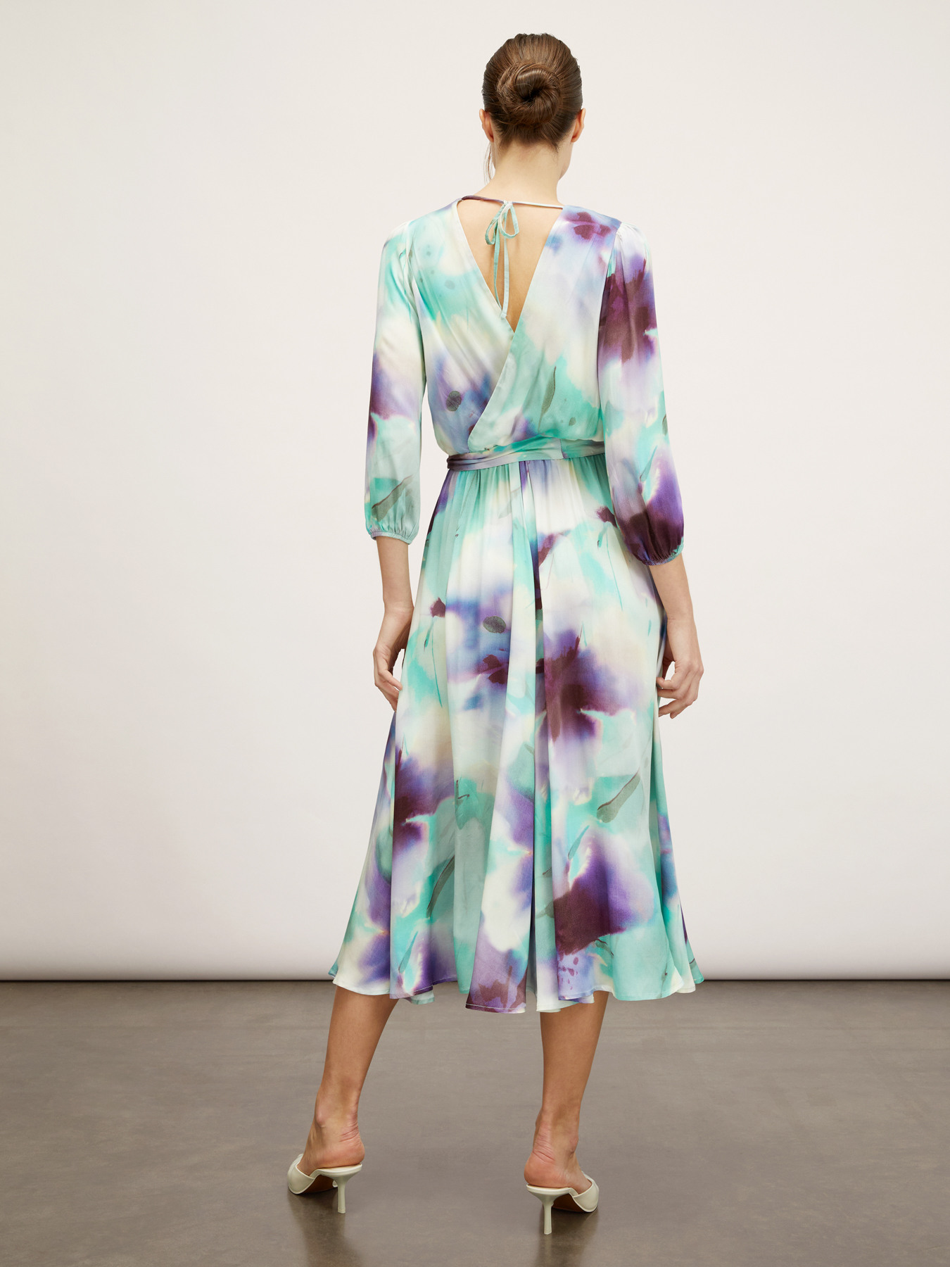 Vestido midi de raso con estampado abstracto image number 1