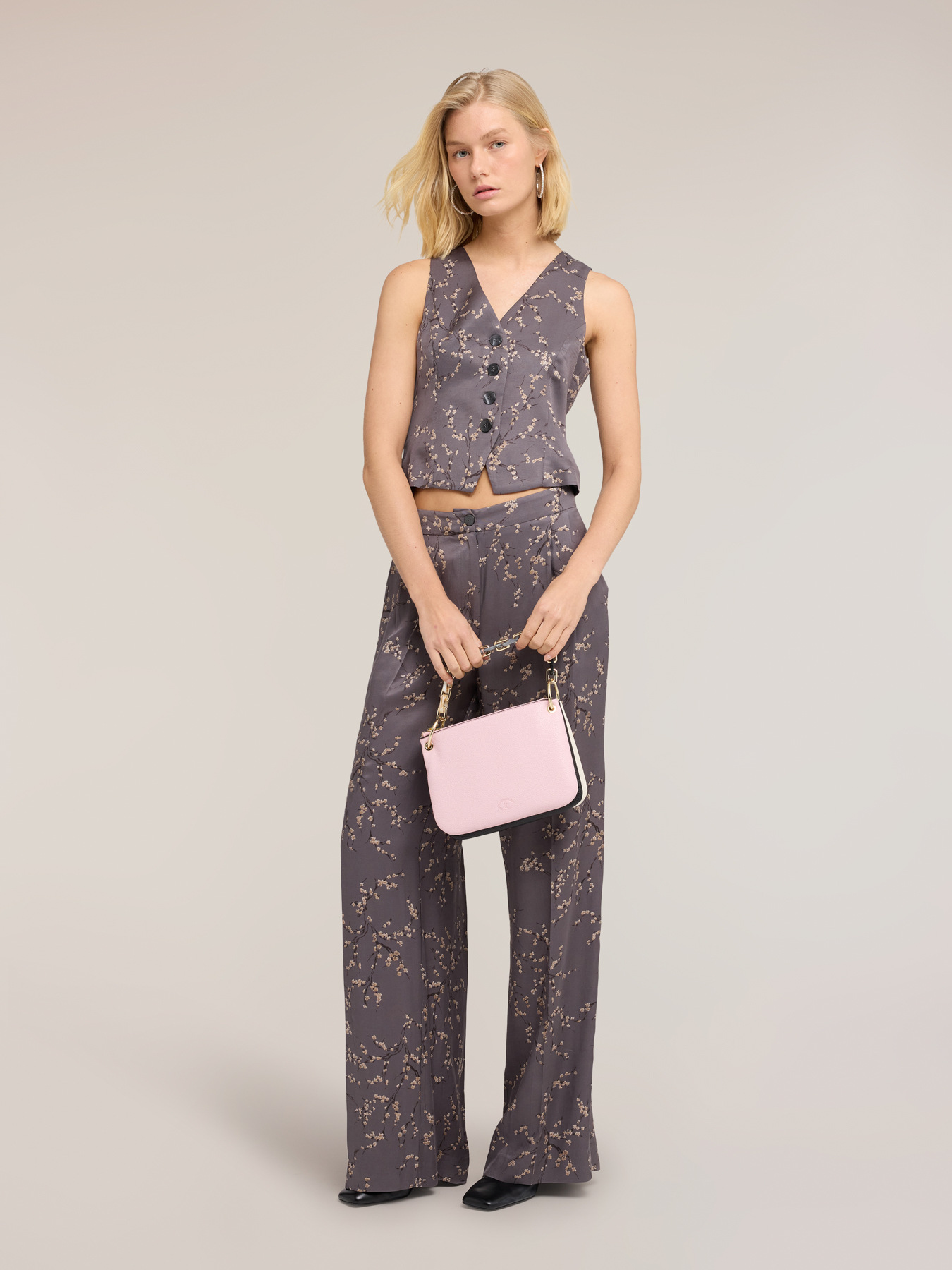 Viscose twill vest with floral print image number 3