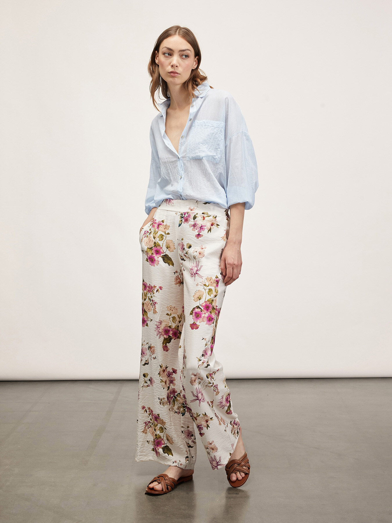 Pantalon palazzo fluide &agrave; motif fleuri image number 3