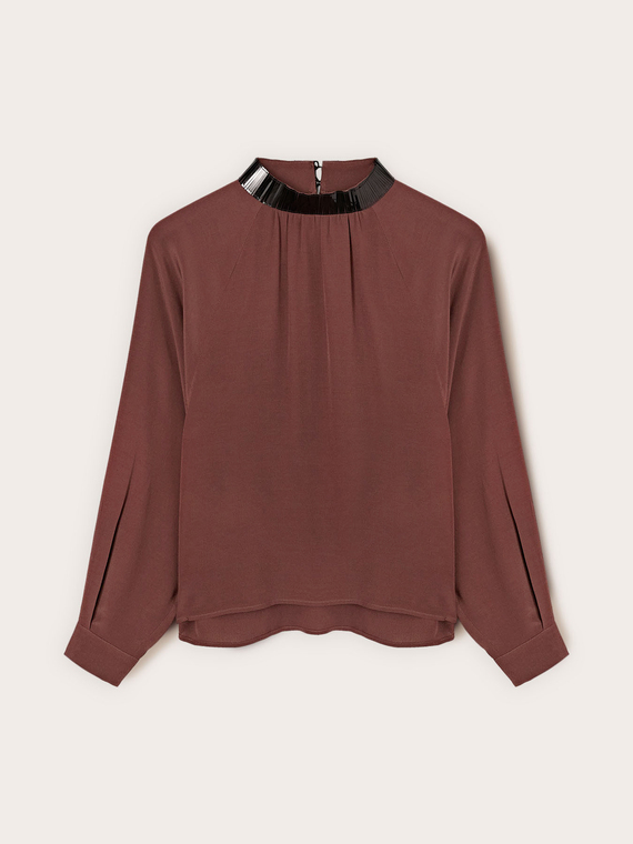Fluid blouse with embroidered collar