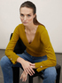 Pull avec bouton bijou sur les poignets image number 2