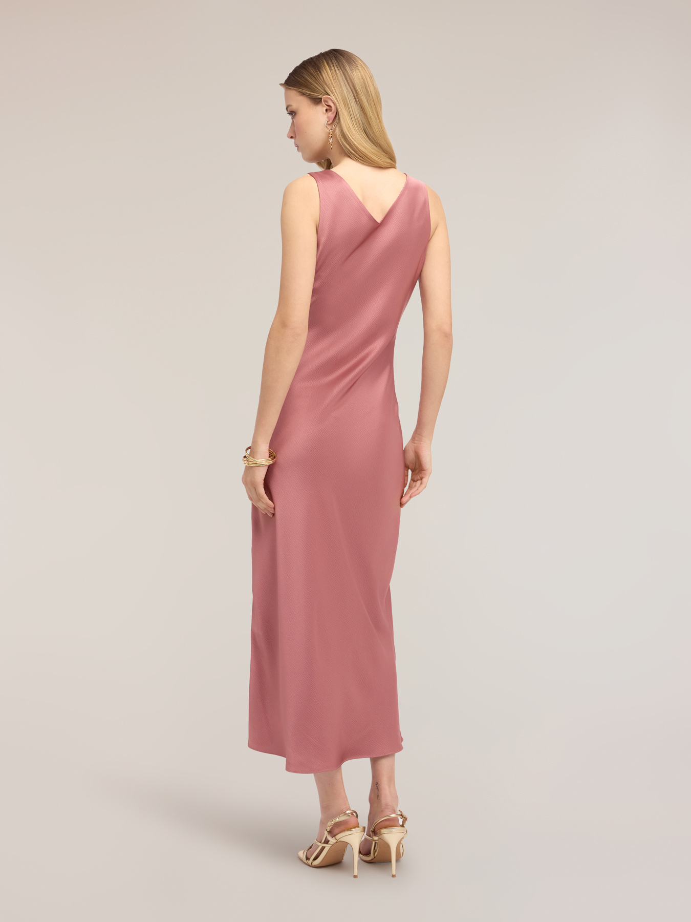 Langes Kleid aus Satin mit Kettendetail image number 1
