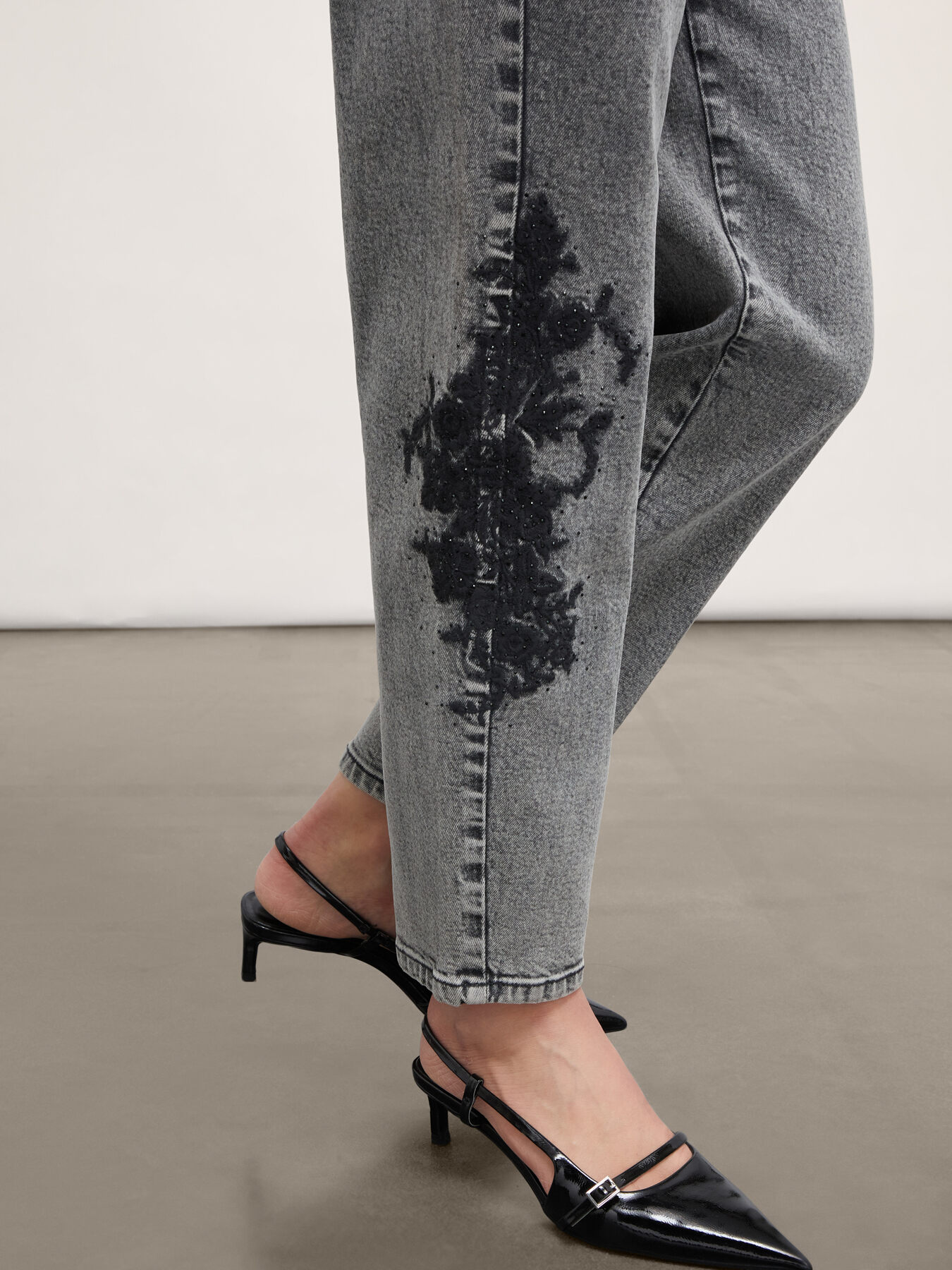 Boyfit jeans with embroidery image number 2