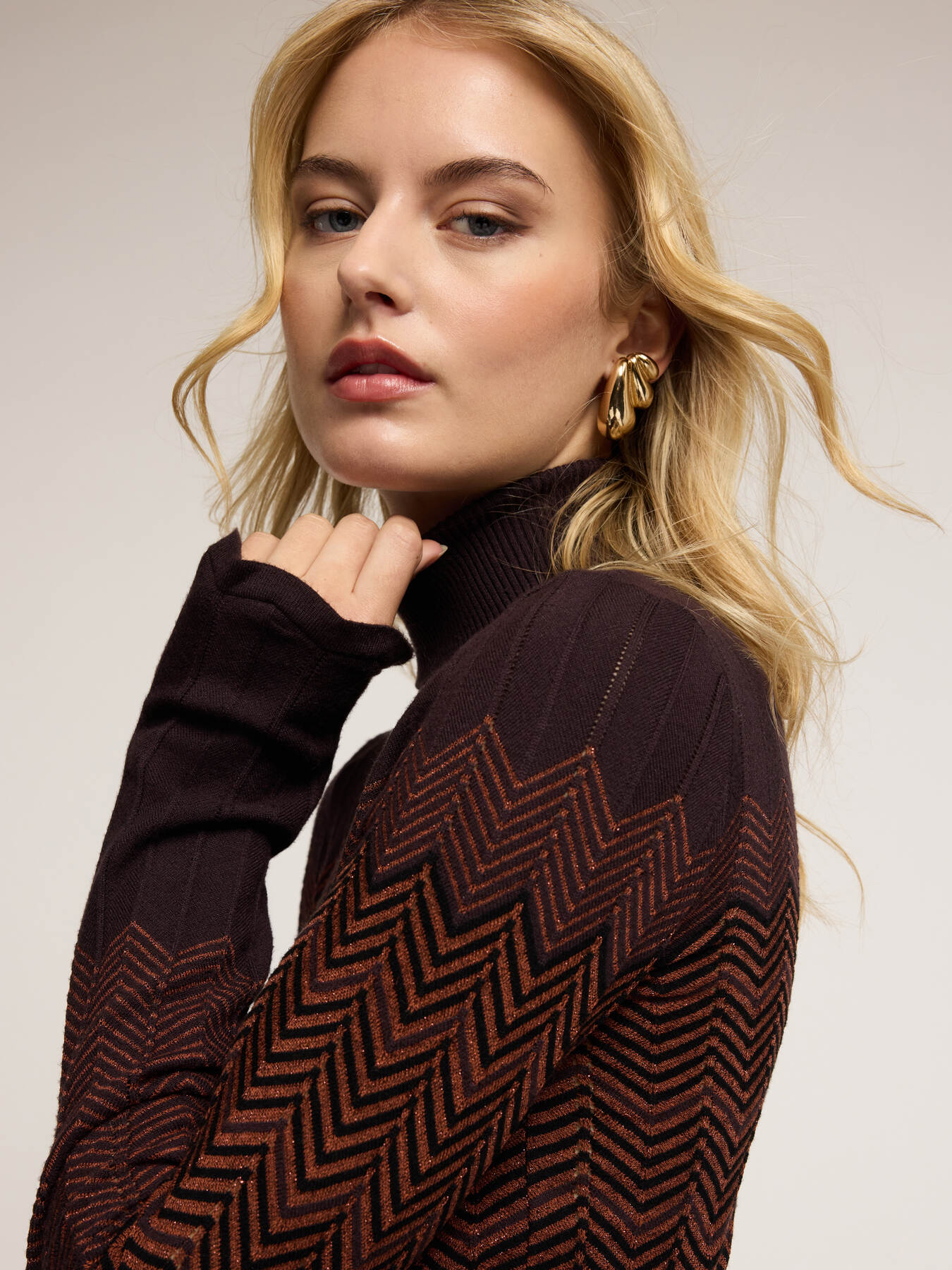 Ribbed turtleneck with chevron pattern image number 3