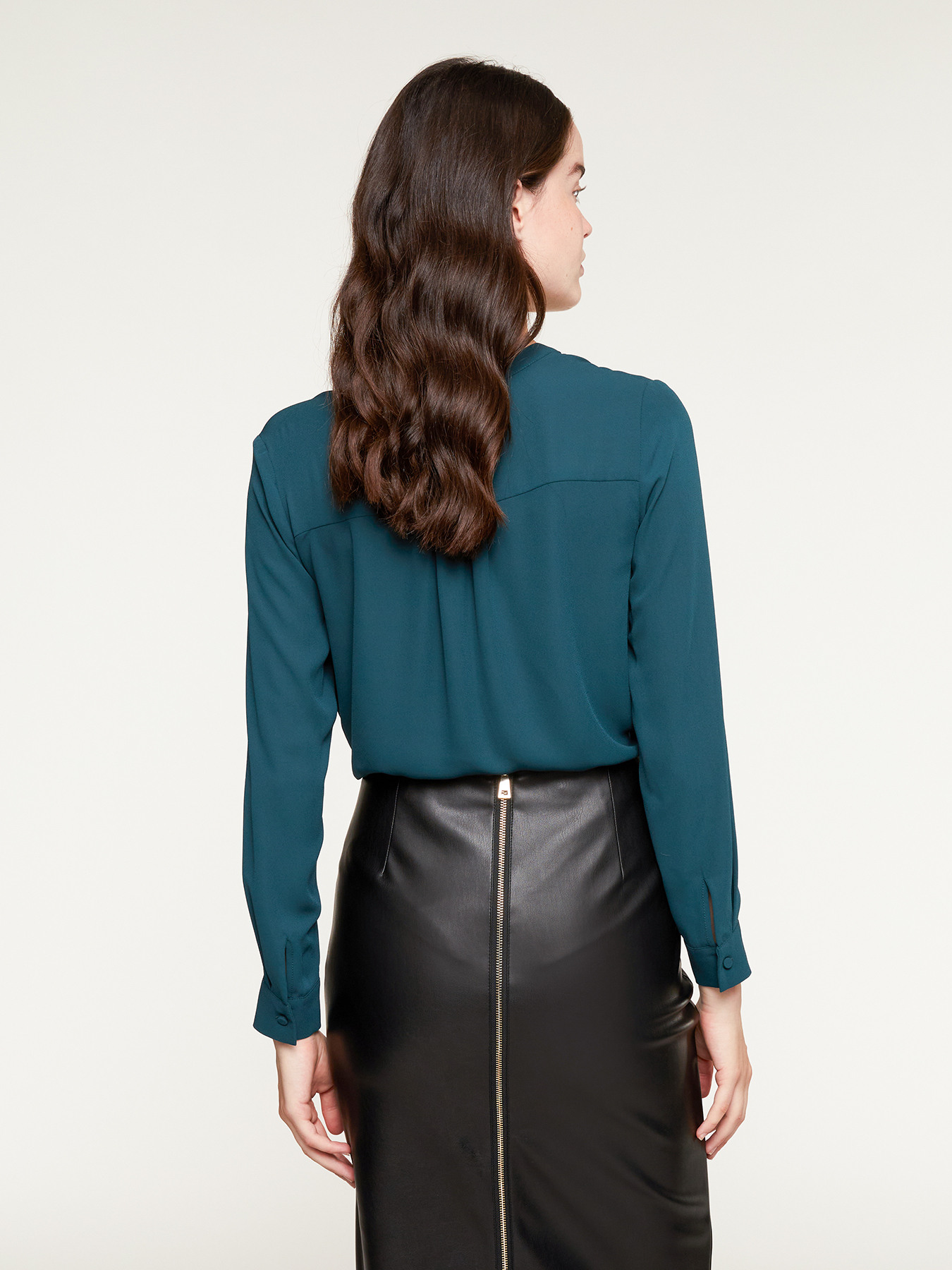 Blusa fluida scollo a serafino image number 1