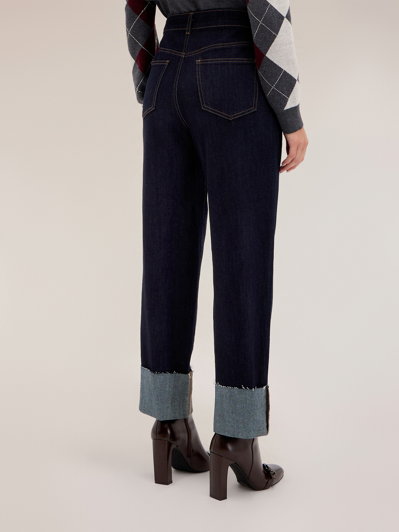 High-waisted cropped jeans with cuff image number 2