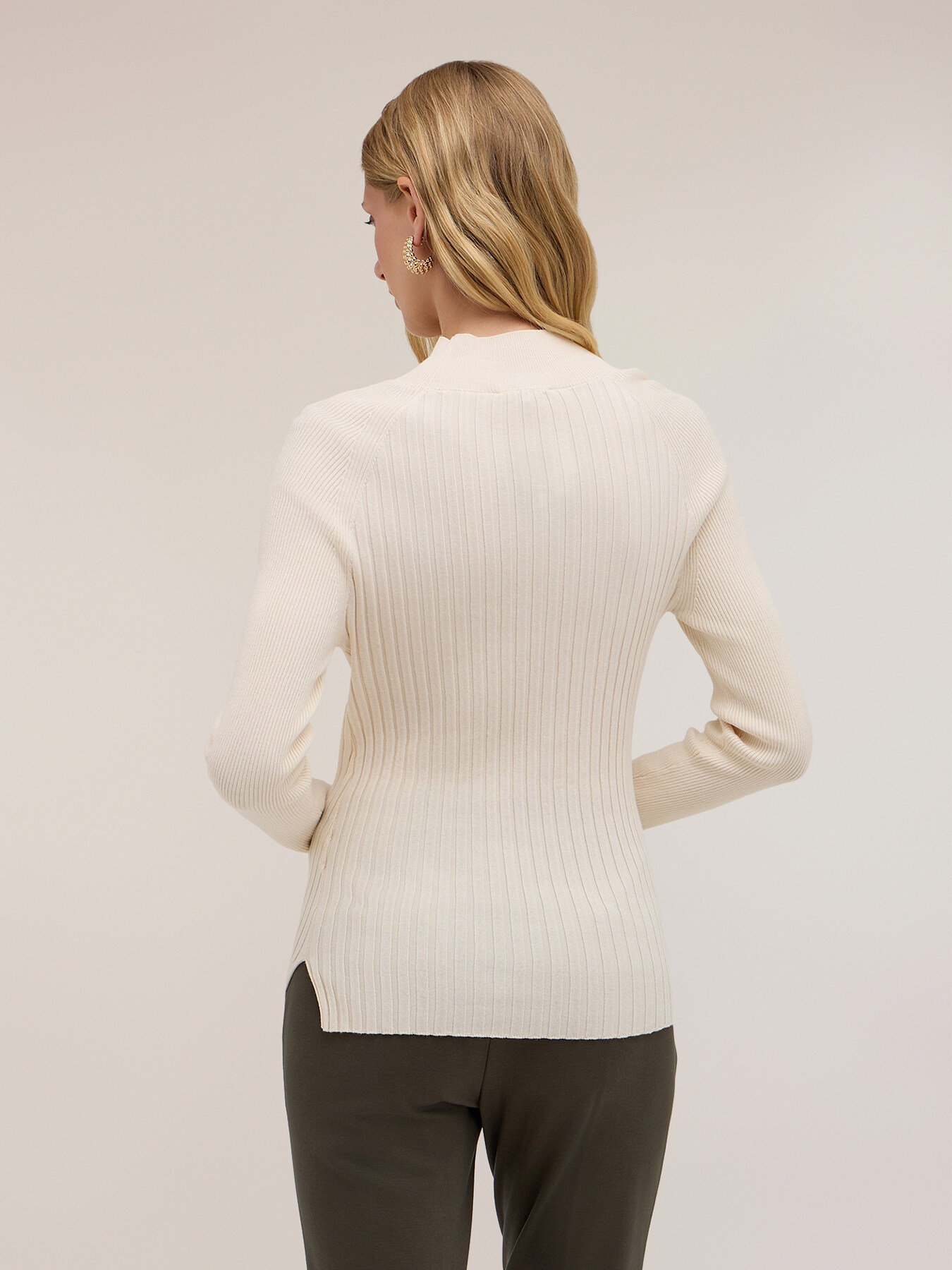Rippstrick-Pullover mit diagonalen Rippen und asymmetrischem Saum image number 1