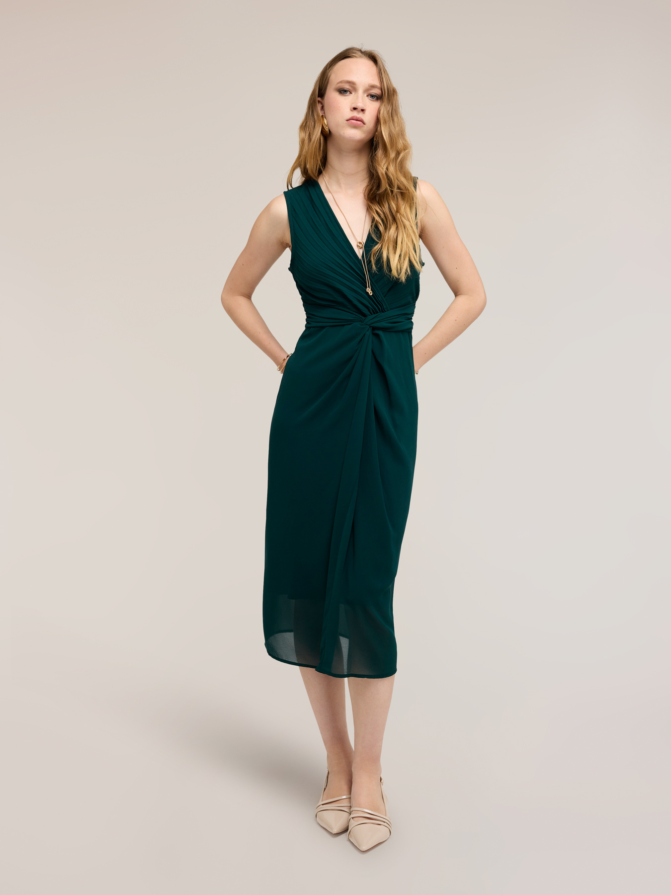 Robe fourreau en georgette avec drap&eacute; image number 2