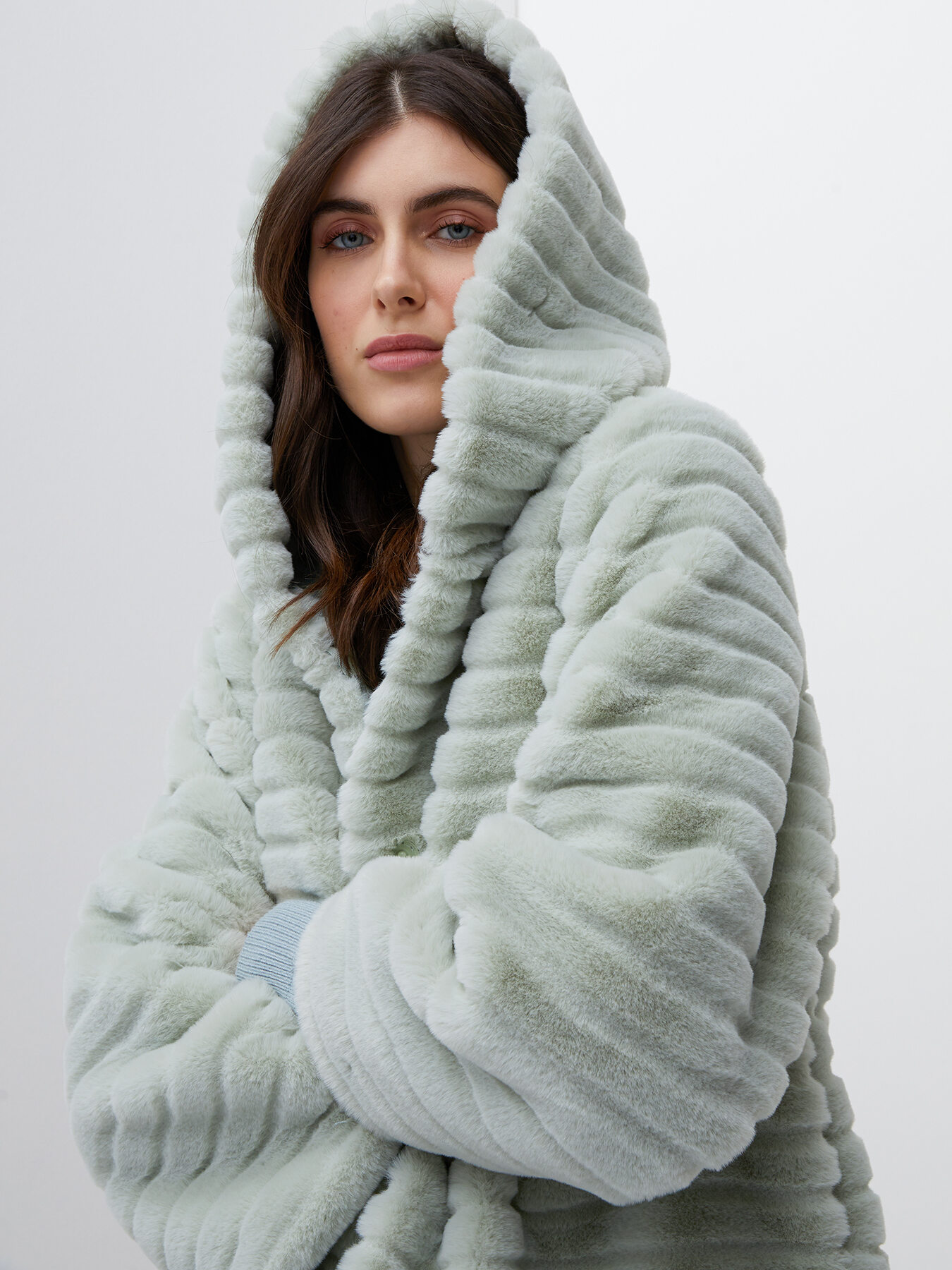 Cappa effetto pelliccia con cappuccio image number 2