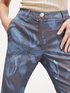 Pantaloni kick flare in denim stampato image number 2