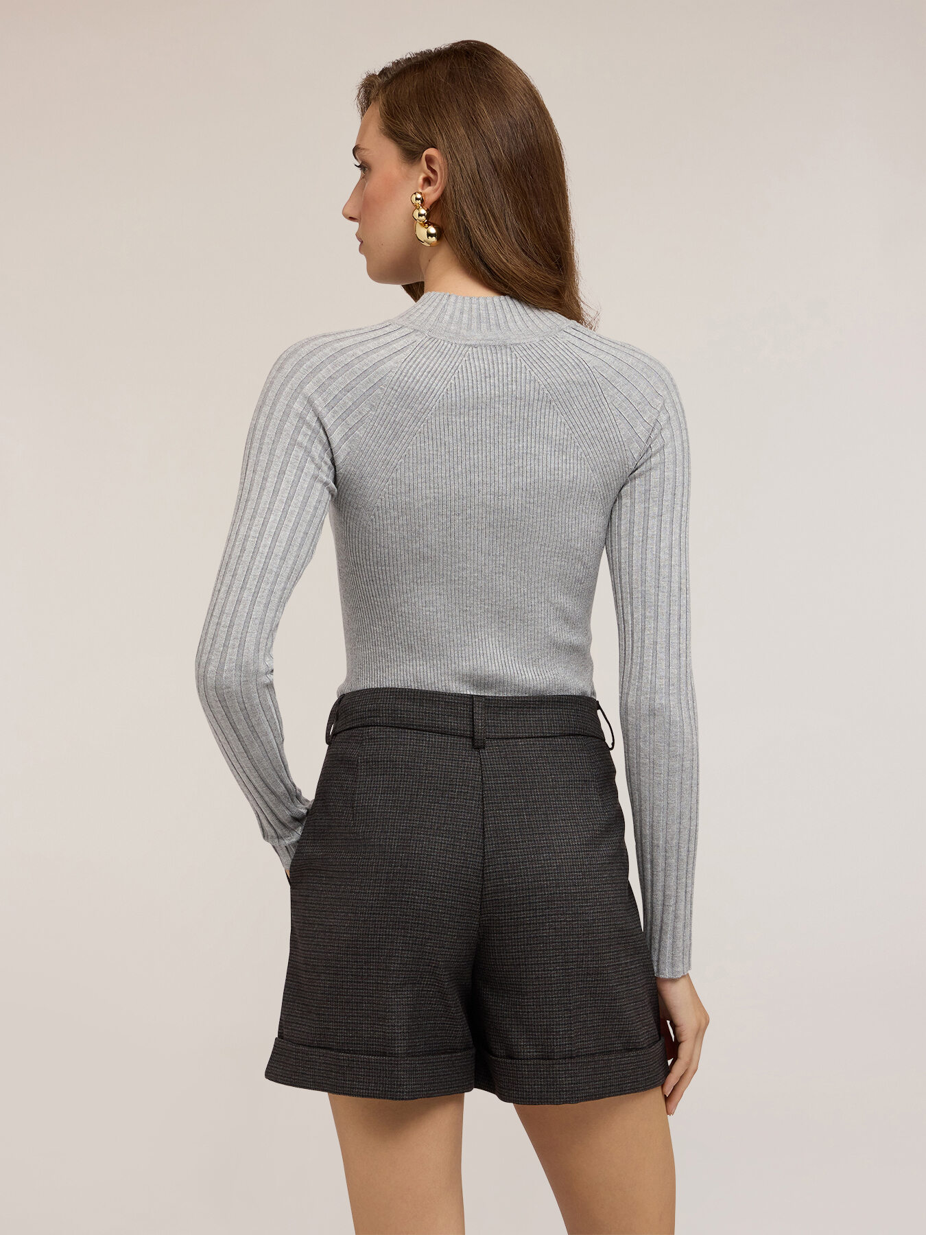 Gerippter Rollkragenpullover mit enger Passform image number 1