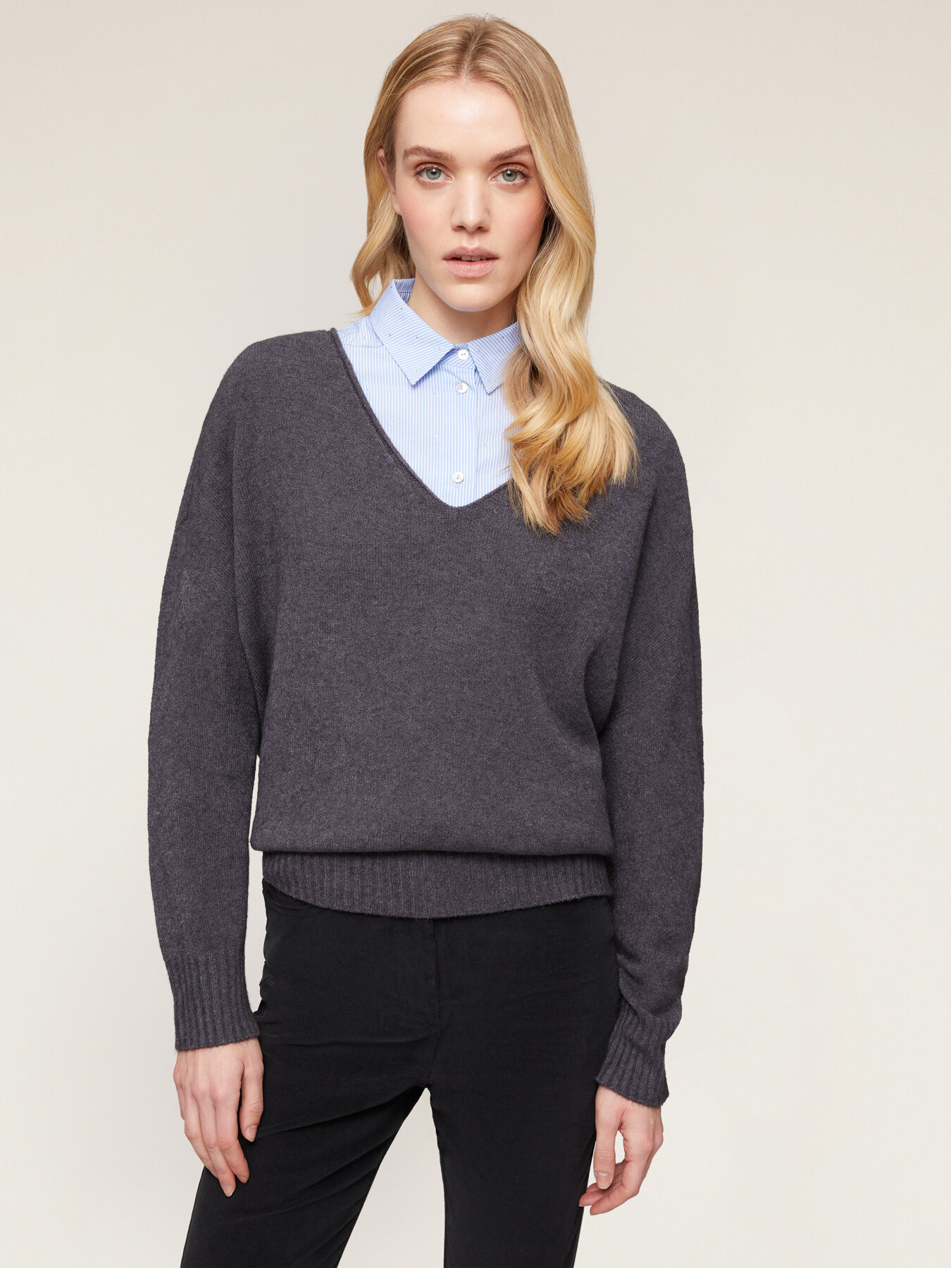 Jersey con escote de pico image number 0