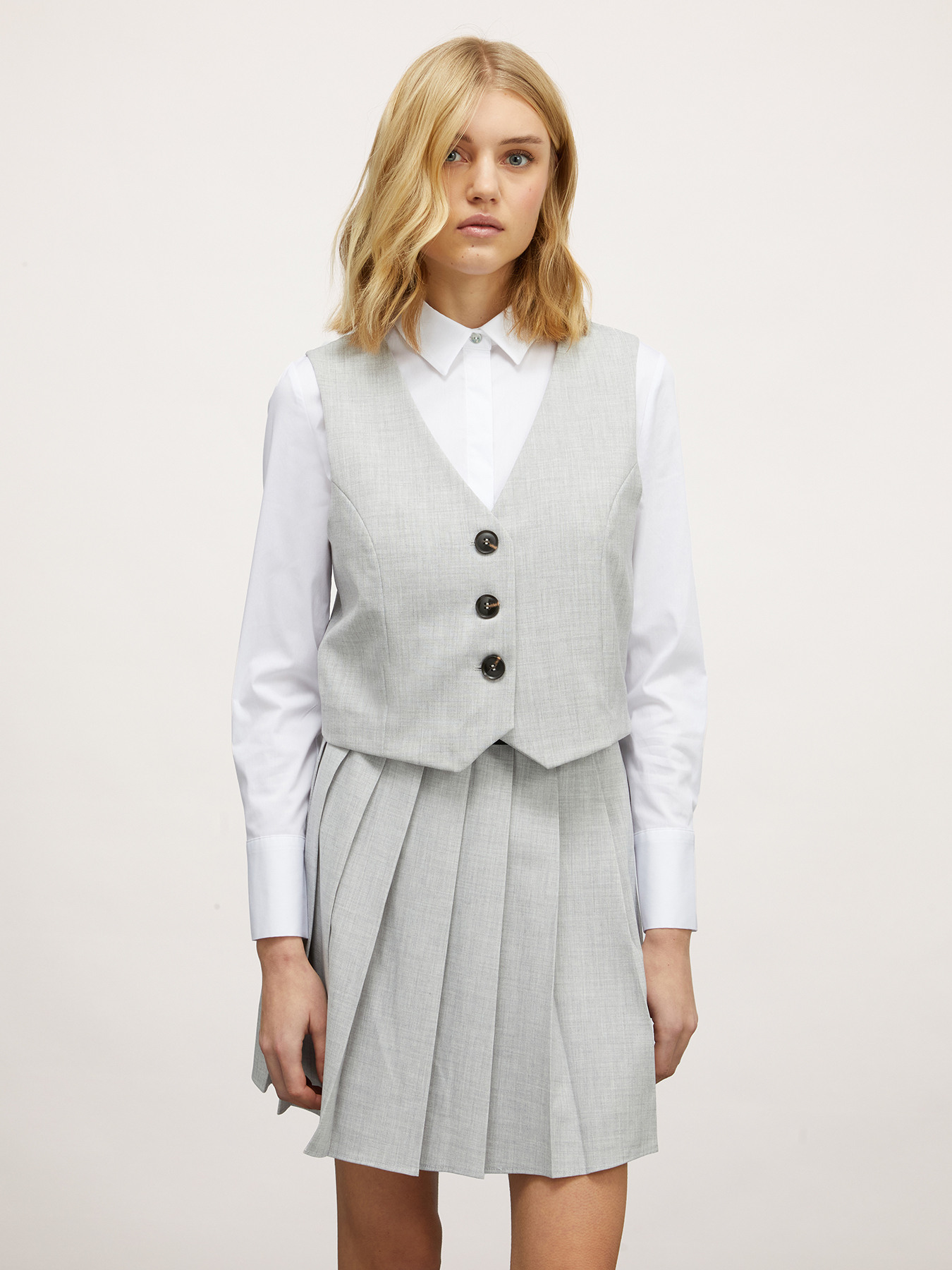 Chaleco corto de tres botones image number 2