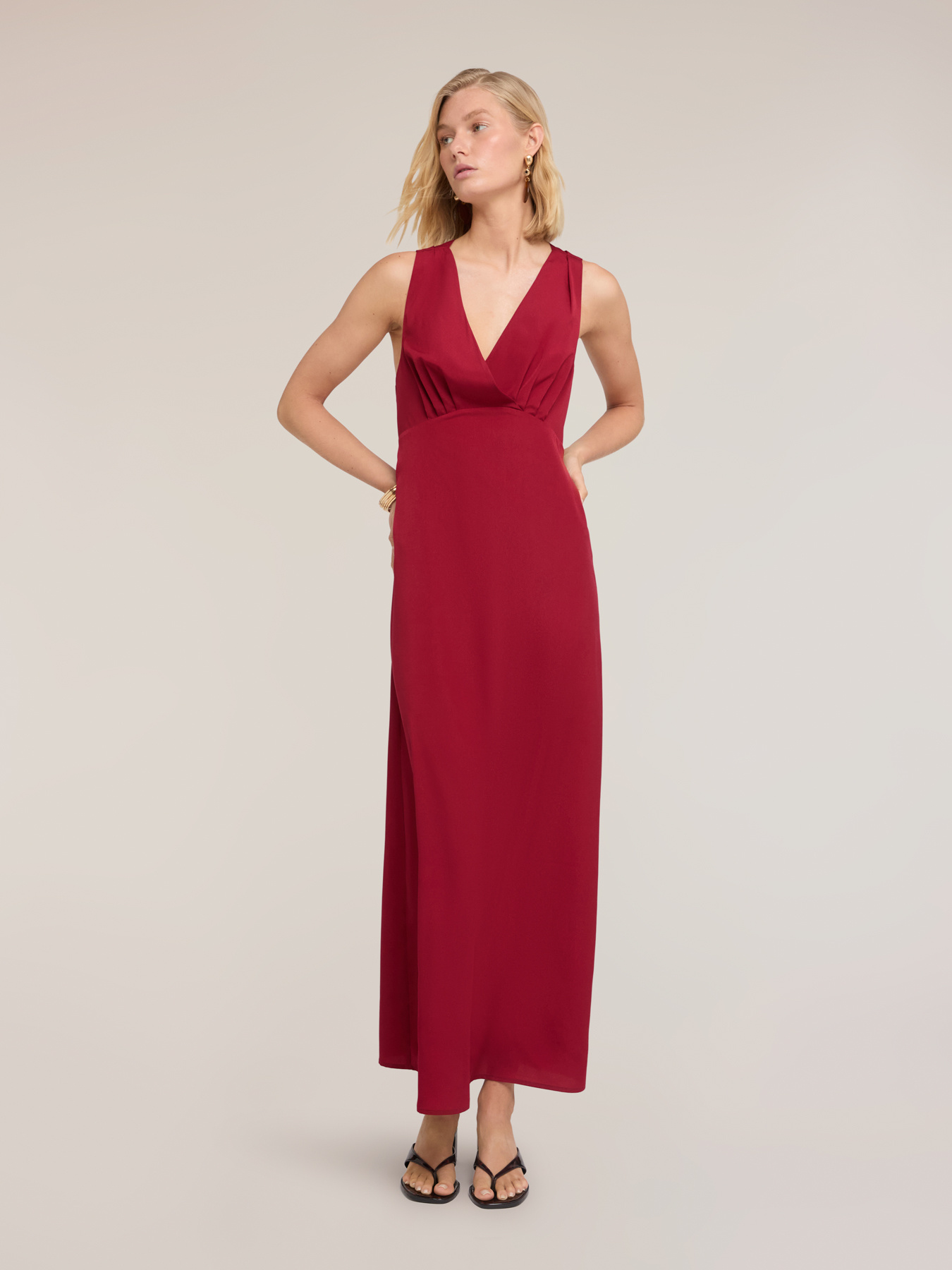 Langes Kleid aus Cr&ecirc;pe de Chine mit Ring image number 2