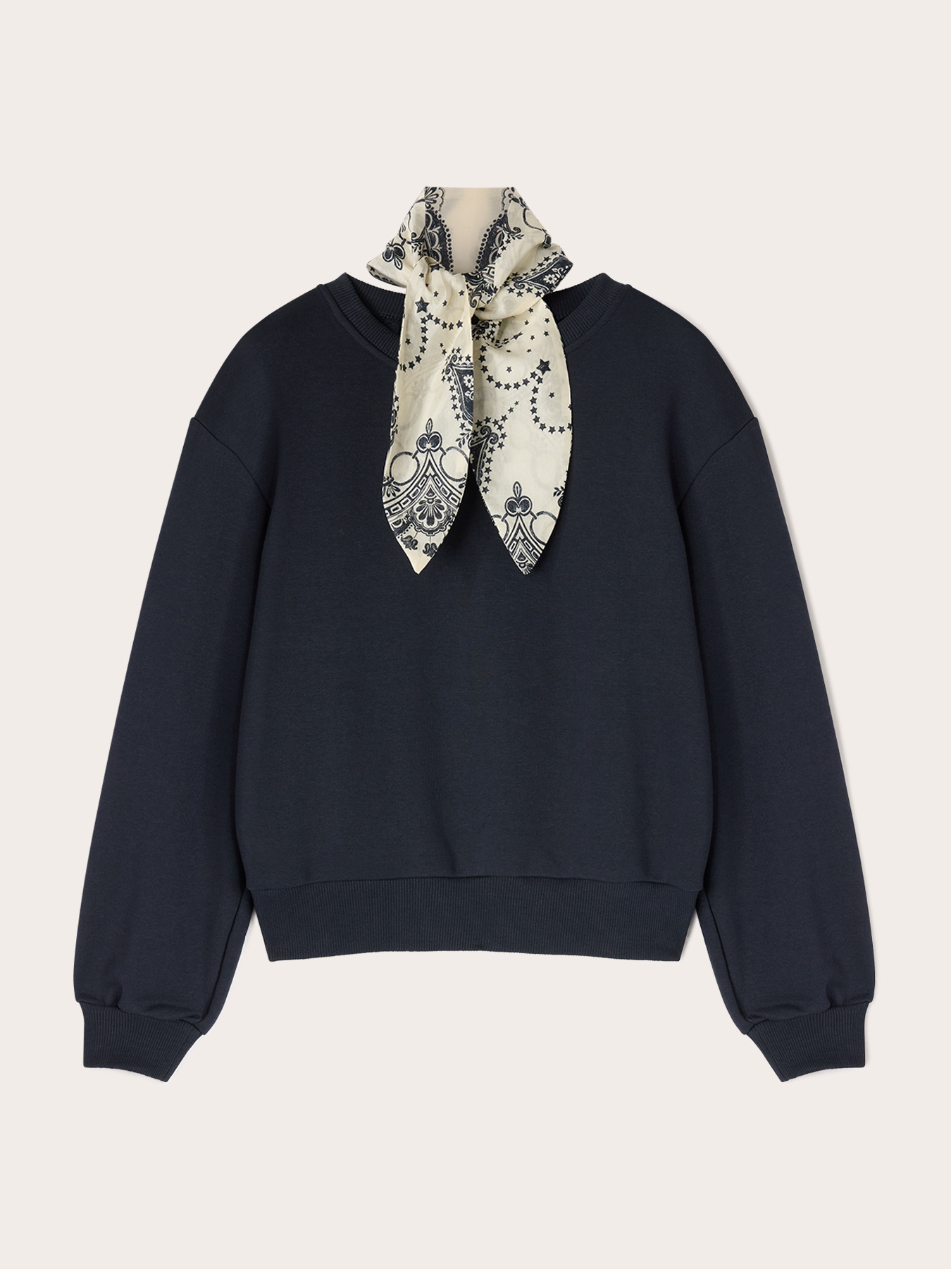 Sudadera cerrada con pa&ntilde;uelo al cuello image number 4
