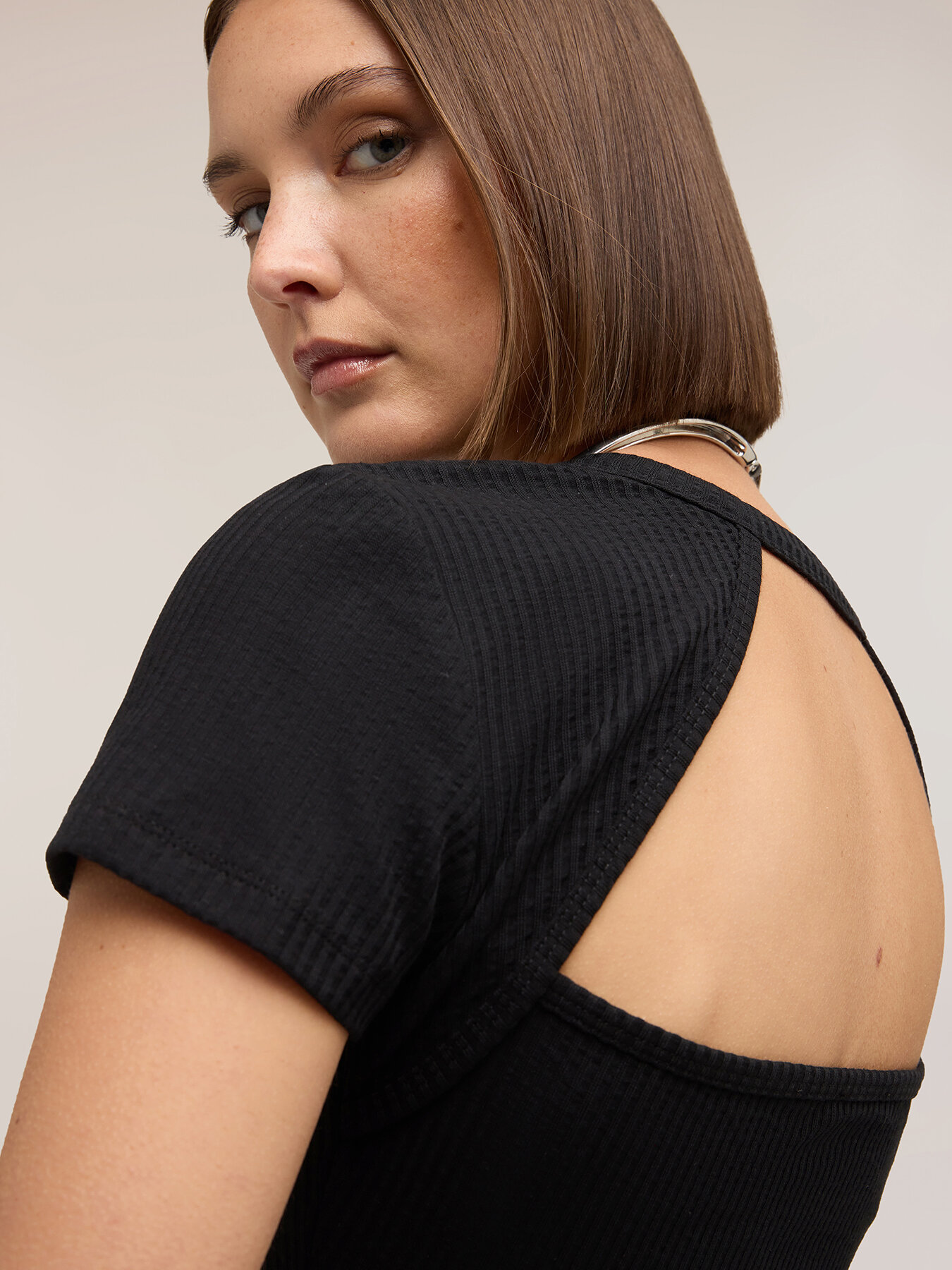 Geripptes Jersey-T-Shirt mit Cut-out image number 3