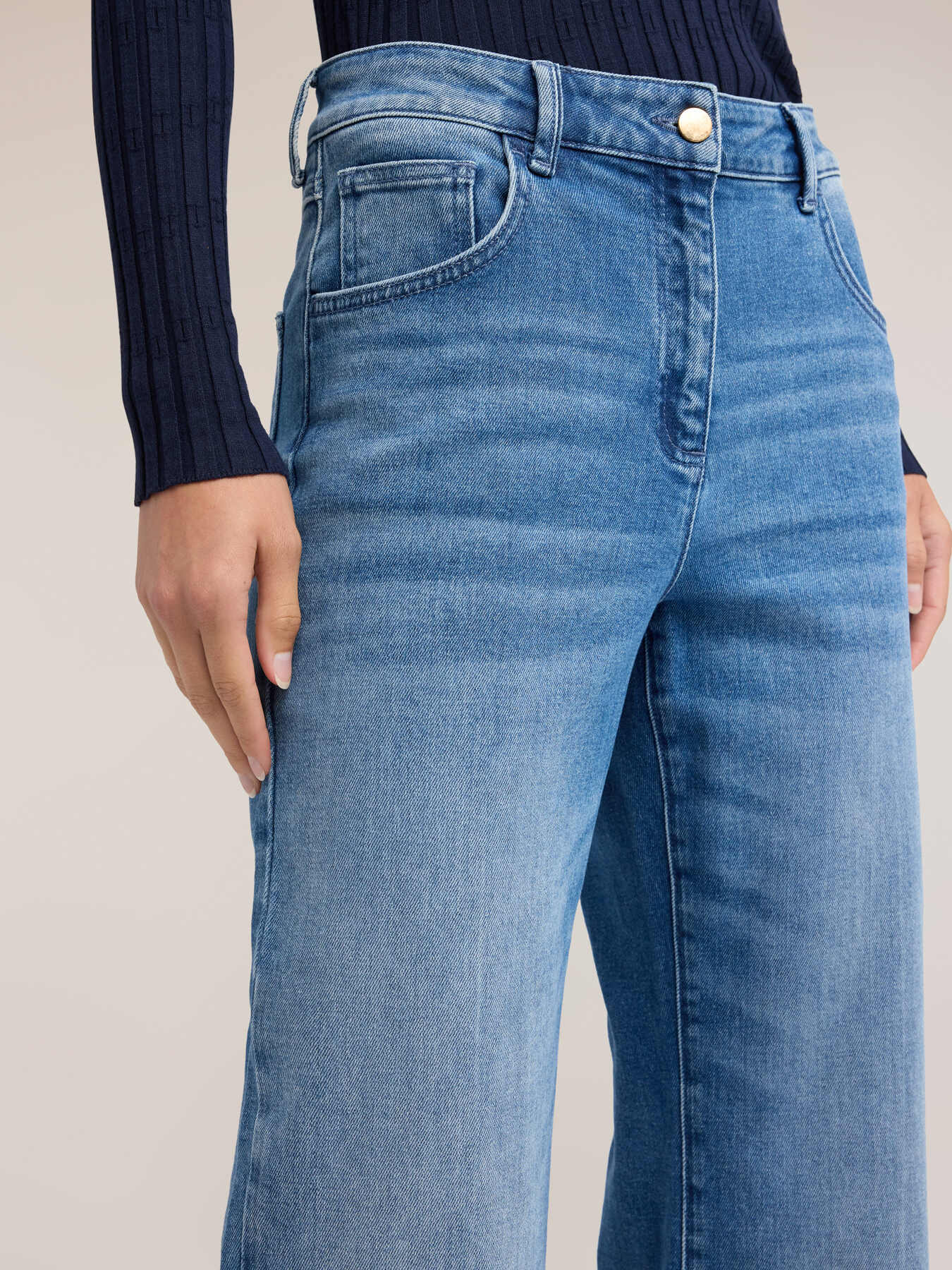 Jean large avec pli frontal image number 3